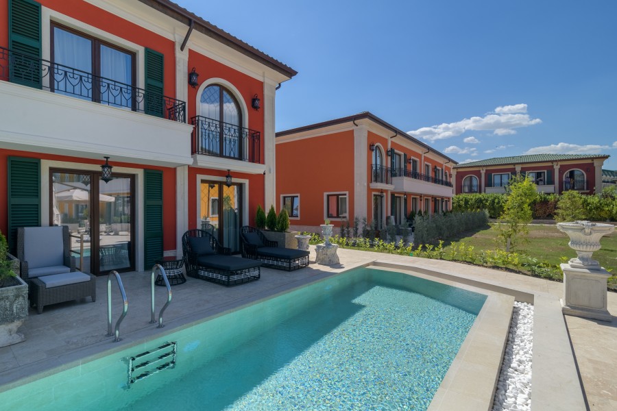 Вила 4+1 премиер VIP Swim-up